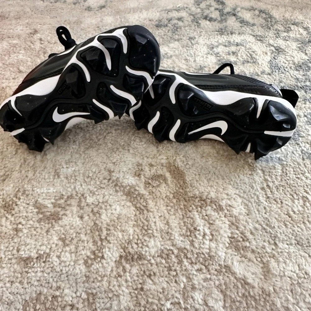 Nike Alpha Menace 4 Shark Boys 10 zFQ4016-001 Black White Football Cleats NIN664